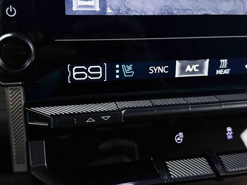 Used 2025 GMC Hummer EV 2X image 28