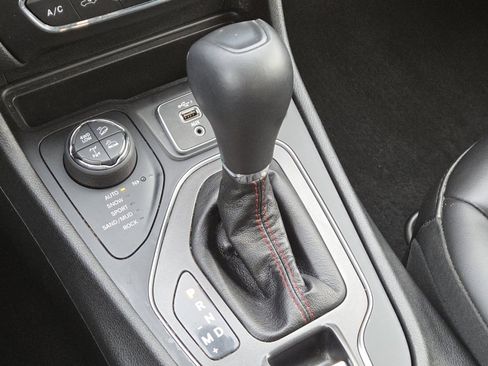 Used 2019 Jeep Cherokee Trailhawk w/ Cold Weather Group image 31