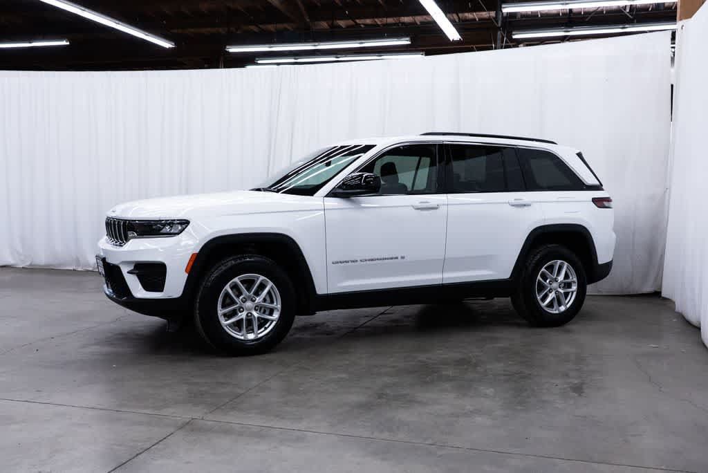 Used 2025 Jeep Grand Cherokee Laredo X AWD/4WD image 3