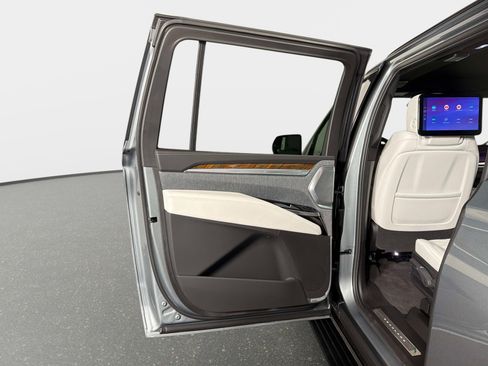 Used 2026 Cadillac Escalade ESV Platinum Sport AWD/4WD image 30