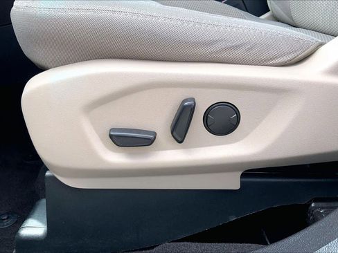 Used 2019 Ford Explorer XLT w/ Equipment Group 201A FWD image 33