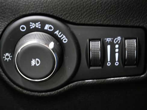 Used 2025 Jeep Compass Latitude w/ Sun & Sound Group AWD/4WD image 14
