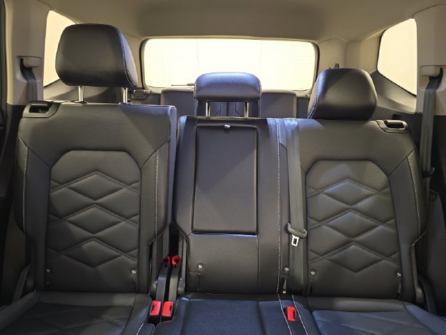 Used 2025 Volkswagen Atlas SE AWD/4WD image 22