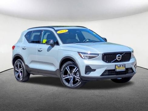 Used 2024 Volvo XC40 B5 Core image 2