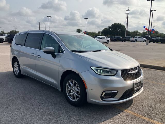 Used 2023 Chrysler Pacifica Touring-L FWD image 7