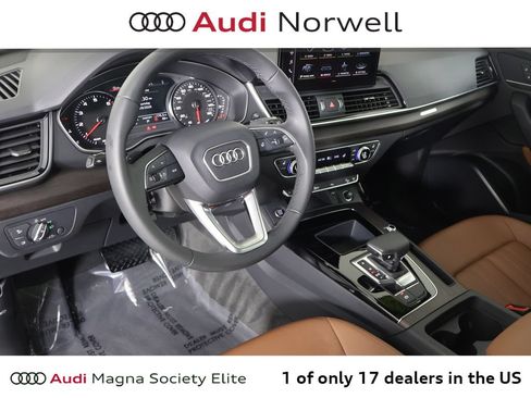 Used 2023 Audi Q5 2.0T Premium w/ Convenience Package AWD/4WD image 2