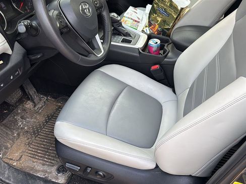 Used 2021 Toyota RAV4 XLE Premium image 19