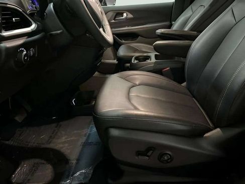 Used 2025 Chrysler Pacifica Select FWD image 58