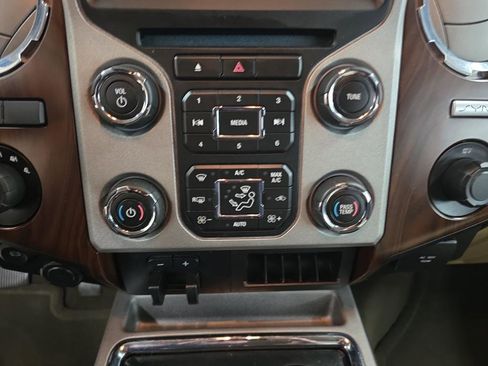 Used 2016 Ford F350 Lariat w/ Lariat Interior Package AWD/4WD image 38