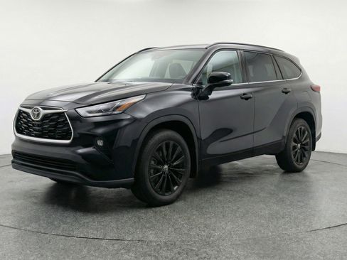 Used 2025 Toyota Highlander XSE image 3