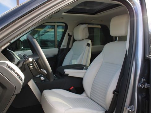 Certified 2025 Land Rover Discovery Dynamic SE image 6