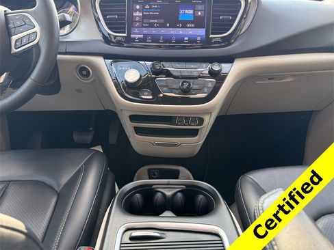 Certified 2024 Chrysler Pacifica Touring-L image 11