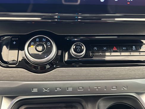 Used 2025 Ford Expedition Platinum AWD/4WD image 19
