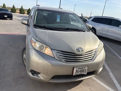 Used 2017 Toyota Sienna LE FWD image 12