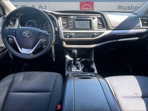 Used 2016 Toyota Highlander LE FWD image 7