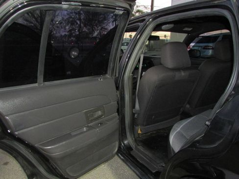 Used 2005 Ford Crown Victoria Police Interceptor image 22