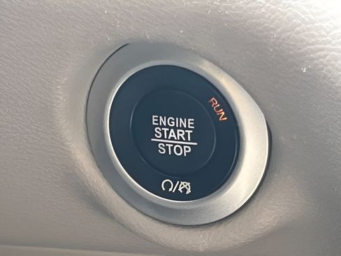 Used 2024 Chrysler Pacifica Touring-L FWD image 25