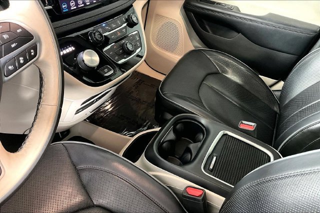 Used 2019 Chrysler Pacifica Limited w/ Tire & Wheel Group FWD image 19