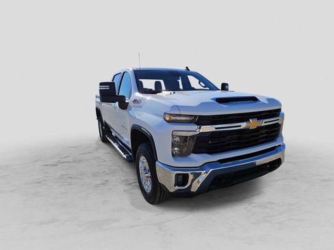 Used 2024 Chevrolet Silverado 2500 LT image 2