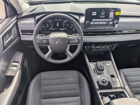 New 2025 Mitsubishi Outlander SE image 17