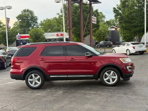 Used 2017 Ford Explorer XLT w/ Equipment Group 202A AWD/4WD image 5