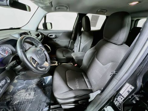 Used 2017 Jeep Renegade Latitude FWD image 18