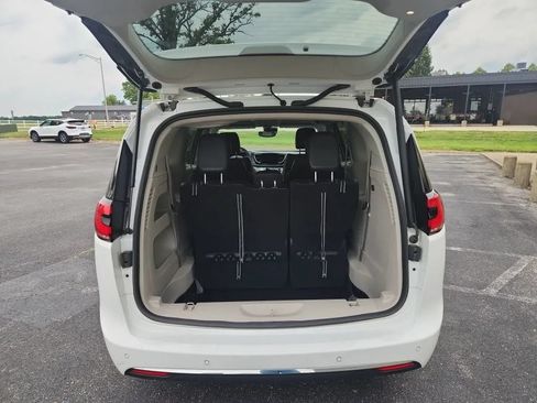 Used 2023 Chrysler Pacifica Touring-L FWD image 5