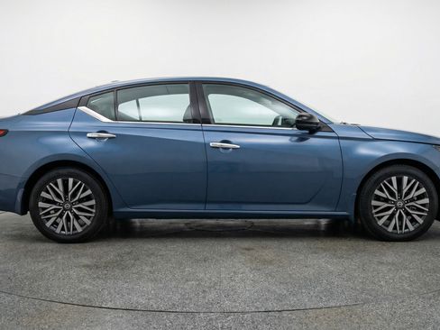 Used 2025 Nissan Altima 2.5 SV image 11