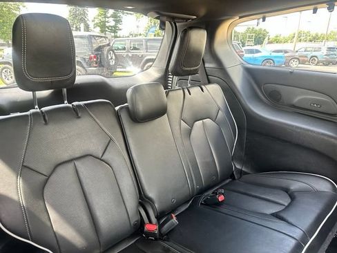 Used 2018 Chrysler Pacifica Limited w/ Advanced Safetytec Group FWD image 14
