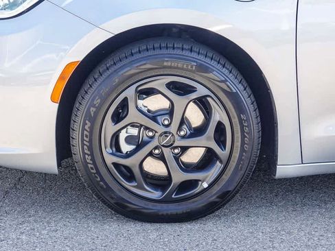 Used 2022 Chrysler Pacifica Touring-L w/ S Appearance Package FWD image 9