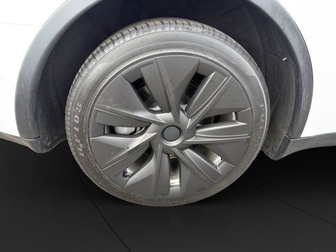 Used 2022 Tesla Model Y Long Range AWD/4WD image 23