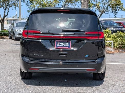 Used 2022 Chrysler Pacifica Limited w/ S Appearance Package image 7