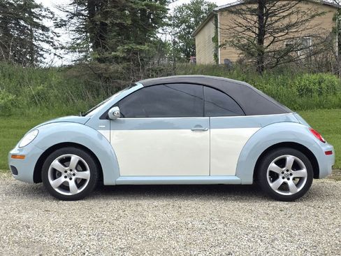 Used 2010 Volkswagen Beetle Final Edition FWD image 3