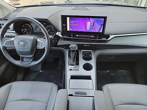 Used 2025 Toyota Sienna XLE FWD image 23