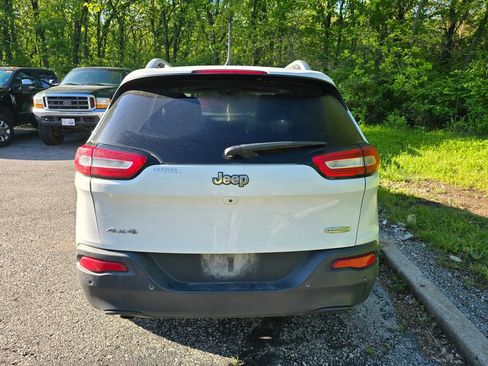 Used 2018 Jeep Cherokee Latitude Plus w/ Cold Weather Group AWD/4WD image 6