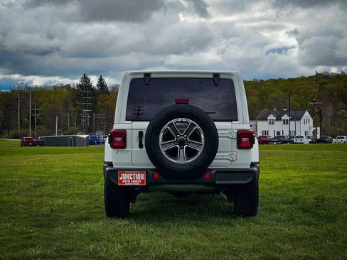 Certified 2022 Jeep Wrangler Unlimited Sahara w/ LED Lighting Group AWD/4WD image 4