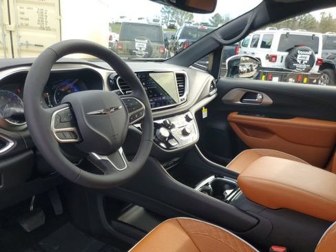 New 2026 Chrysler Pacifica Pinnacle image 15