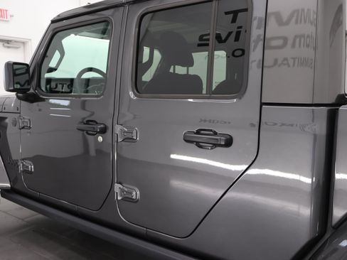 Used 2023 Jeep Gladiator Sport AWD/4WD image 31