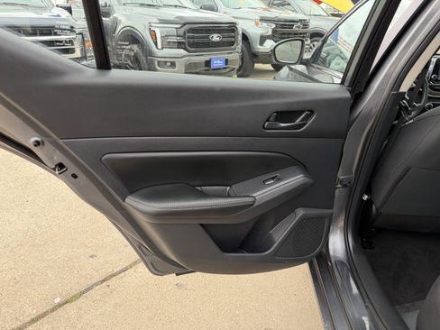 Used 2025 Nissan Altima 2.5 SV FWD image 14