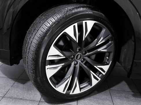 Used 2025 Audi Q8 Premium w/ Black Optic Package image 7