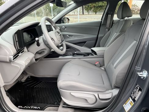 Certified 2025 Hyundai Elantra SE image 10