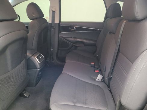 Used 2020 Kia Sorento LX image 18