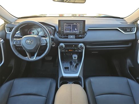 Used 2021 Toyota RAV4 XLE Premium image 9