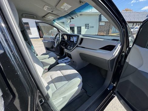 Used 2015 Toyota Sienna L image 40
