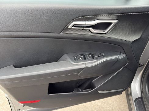 Used 2024 Kia Sportage LX image 9