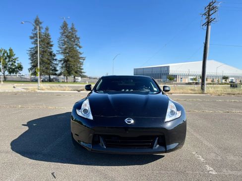 Used 2009 Nissan 370Z Coupe RWD image 2