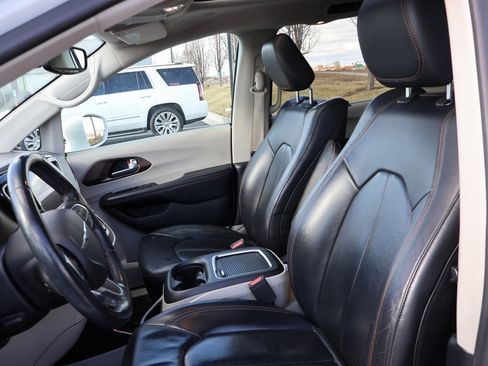 Used 2018 Chrysler Pacifica Touring-L Plus w/ Advanced Safetytec Group image 20