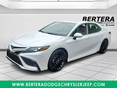 Used 2023 Toyota Camry XSE FWD image 3