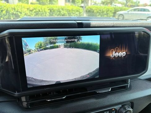 Used 2024 Jeep Wrangler Unlimited AWD/4WD image 18