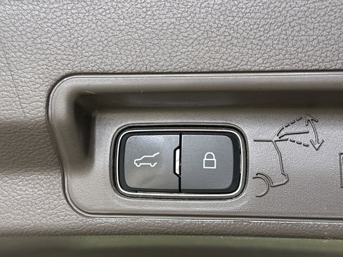 Used 2020 Ford Explorer Platinum w/ Premium Technology Package image 14